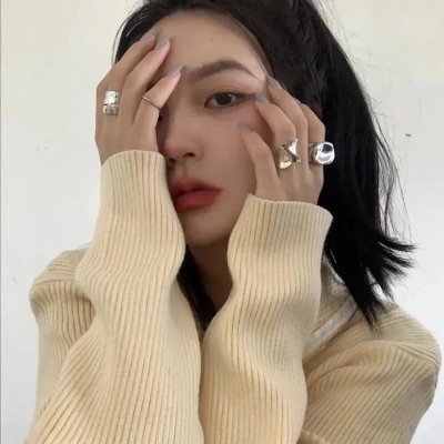 给小酒馆女子喝高杯酒